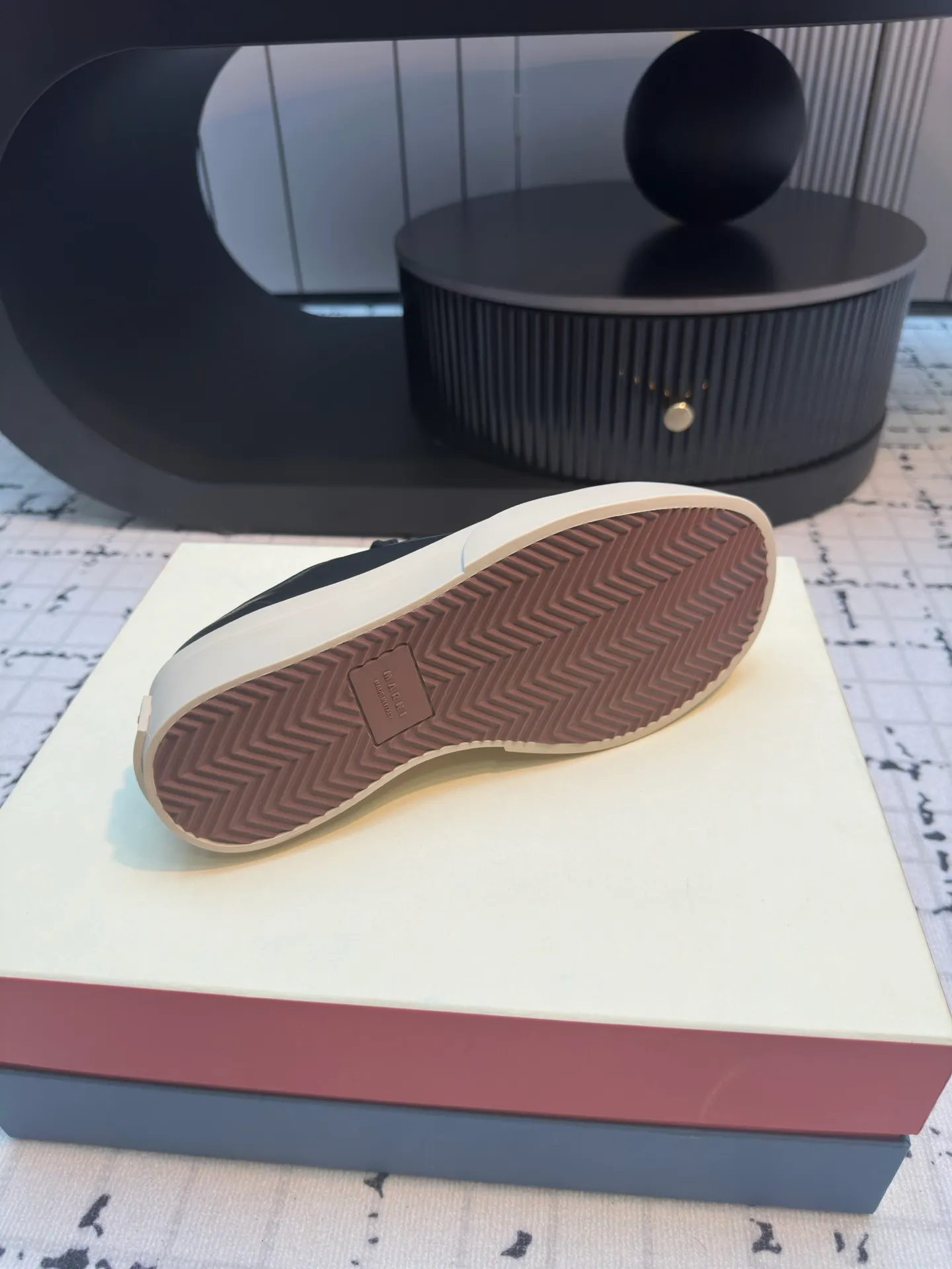 👟👟Ex-factory price 480👟👟 Large lace-up shoes, the cutest baby shoes in history. This year’s new colors are really beautiful, very fresh, and not bulky at all! A brand from an independent Italian designer, it has now become a famous brand in the international fashion industry. Since its establishment in 1994, the brand has expanded from women's clothing to men's clothing, bags, jewelry and glasses, and its product content is extremely rich! Marni's designs are not only bold in color and innovative in tailoring, but also very proud of its pure Italian origins. Not only are all its finished products produced in Italy, but they are also not authorized to operate, and the brands are all controlled by family members.  Upper: imported calfskin, lining/feet: cowhide laminated to high-density elastic latex, sole: rubber outsole, 4cm thick sole to lengthen legs, code number: 35/40 (40 is custom-made, non-refundable, non-exchangeable)